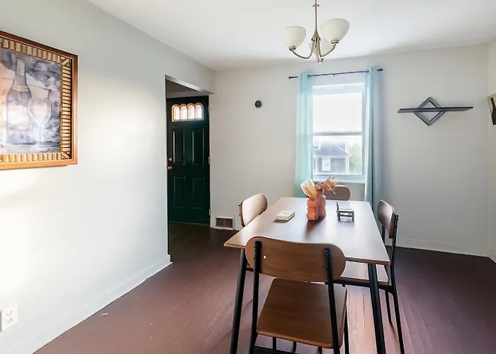 Holiday home Quiet 3br | Parking, Ac + Pets Pittsburgh