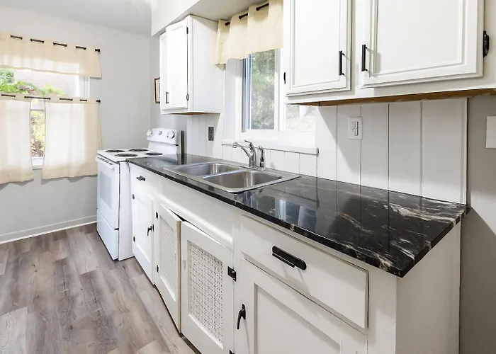 Quiet 3br | Parking, Ac + Pets Holiday home Pittsburgh