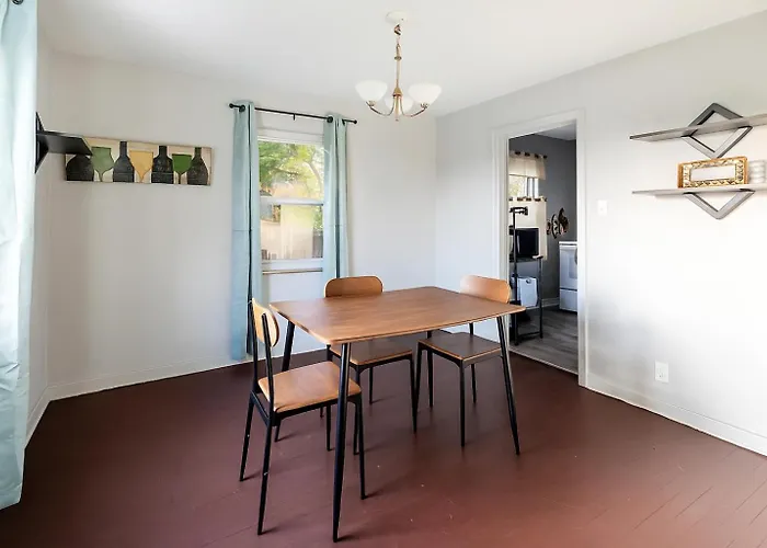 Holiday home Quiet 3br | Parking, Ac + Pets *