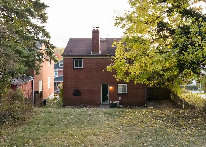 Holiday home Quiet 3br | Parking, Ac + Pets *