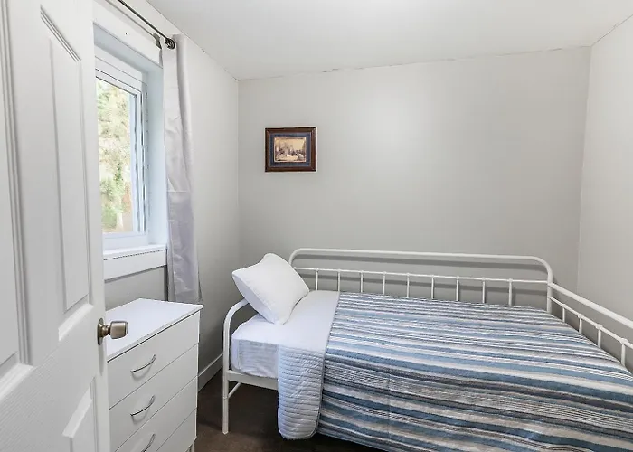 Holiday home Quiet 3br | Parking, Ac + Pets *